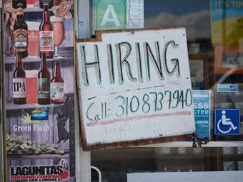 ΗΠΑ: Απροσδόκητη εκτίναξη των θέσεων εργασίας τον Ιανουάριο με 130.000 νέα μισθολόγια