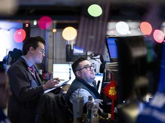 Με ισχυρά κέρδη σε επίπεδο έτους και τριμήνου αποχαιρέτησε το 2023 η Wall Street