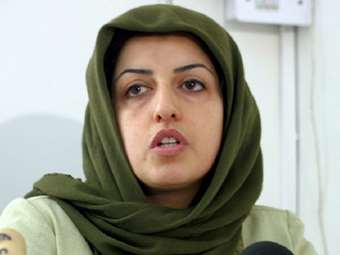 Ιράν: Η βραβευθείσα με Νόμπελ Ειρήνης Ναργκίς Μοχαμαντί μεταφέρθηκε δύο φορές στο νοσοκομείο μετά τη "βίαιη σύλληψή" της