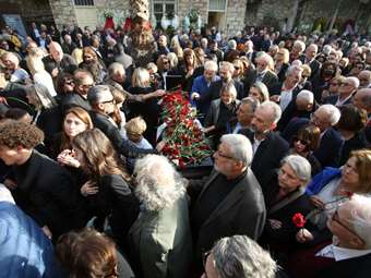 Τελέστηκε η πολιτική κηδεία του Αλ. Φαμπουράρη - Αλ. Τσίπρας: "Σου υπόσχομαι ότι δεν θα παραδώσουμε την ψυχή και τα όνειρά μας, στη γοητεία της όποιας εξουσίας"