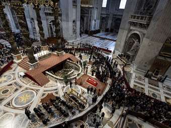 Βατικανό: Σχεδόν 130.000 πιστοί απέτισαν φόρο τιμής στον εκλιπόντα ποντίφικα