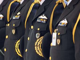 Το καλεντάρι των αυξήσεων για τους ένστολους - Πώς κερδίζουν 1,5 έως 2 μισθούς