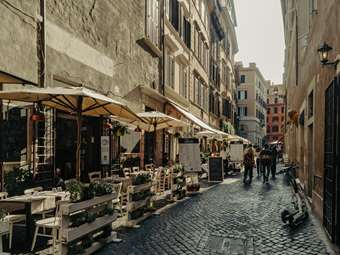 PMI:  Η επιχειρηματική δραστηριότητα στην ευρωζώνη επιβραδύνθηκε περισσότερο από το αναμενόμενο στο τέλος του 2025