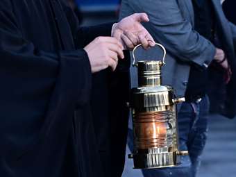 Θεσσαλονίκη: Το Άγιο Φως έφτασε λίγα λεπτά πριν τις 9 στο αεροδρόμιο "Μακεδονία"