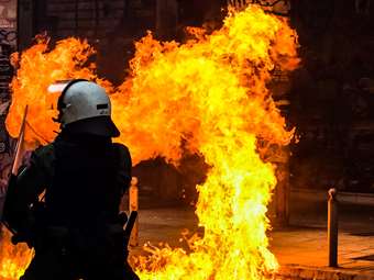Θεσσαλονίκη: Κουκουλοφόροι έριξαν μολότοφ σε αστυνομικούς έξω από το τουρκικό προξενείο
