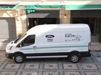 Πώς μια μικρή επιχείρηση γλιτώνει 14.000 ευρώ αν έχει ηλεκτρικό βαν