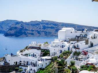 Continuous seismic activity between Santorini and Amorgos; schools shut through Friday