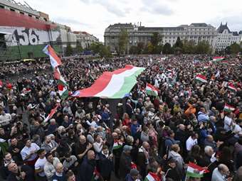 Ουγγαρία: Δεκάδες χιλιάδες στους δρόμους, σε διαφορετικές κινητοποιήσεις της κυβέρνησης και της αντιπολίτευσης
