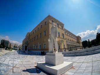 Γραφείο Προϋπολογισμού: Υπέρβαση του προ κρίσης κατά κεφαλήν ΑΕΠ έως το 2033