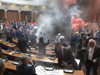 Εικόνες χάους στο Κοινοβούλιο της Σερβίας: Η αντιπολίτευση άναψε καπνογόνα - Τρεις τραυματίες, ο ένας σοβαρά
