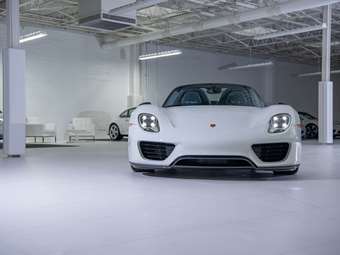 Video: Μπήκαμε στο μυστικό γκαράζ της Porsche