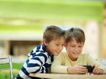 ΕΕ: Διχάζει η οδηγία για την προστασία του παιδιού στα chat