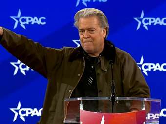 Ο παλιός συνεργάτης του Τραμπ, Μπάνον, χαιρέτισε ναζιστικά σε συντηρητικό συνέδριο στις ΗΠΑ - Ακυρώνει τη συμμετοχή του ο Μπαρντελά της Λεπέν