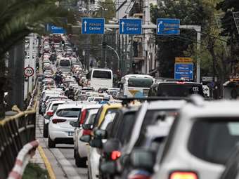 Γιατί το μποτιλιάρισμα μας σπρώχνει στην κακή διατροφή