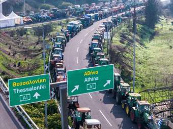 Αγρότες: Ανοίγουν λωρίδες κυκλοφορίας για να διευκολύνουν την έξοδο των Χριστουγέννων - H Τροχαία θέτει ζητήματα ασφάλειας