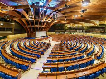 Θ. Ρουσόπουλος - Β. Ζελένσκι: Συμφωνία για σύσταση Ειδικού Δικαστηρίου για τα εγκλήματα στον πόλεμο κατά της Ουκρανίας