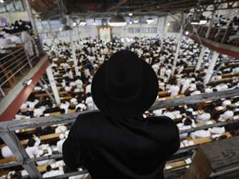 Οι δασμοί Τραμπ απειλούν ιστορική εξαγωγή καπέλων για Ορθόδοξους Εβραίους – Ανήσυχοι οι κατασκευαστές στη Σεβίλλη