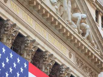 Βαριές απώλειες στη Wall – Πάνω από 400 μονάδες έχασε ο Dow Jones, στο -1,65% ο Nasdaq