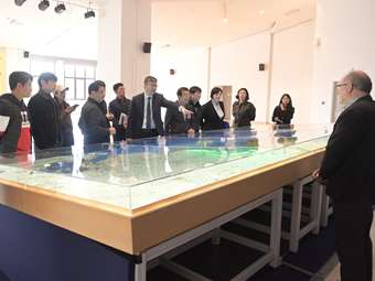 ΟΛΠ: Επίσκεψη της Επ. Κατασκευών και Μεταφορών του Μητροπολιτικού Συμβουλίου της Ίντσον στο λιμάνι του Πειραιά