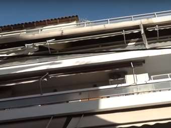 Πυρκαγιά σε διαμέρισμα τετάρτου ορόφου στον Πειραιά - Απομακρύνθηκαν τρία άτομα - Τραυματίστηκαν δύο πυροσβέστες