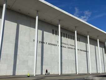 Αγωγή κατά Τραμπ για τη μετονομασία του Κέντρου Κένεντι κατέθεσε βουλευτής και μέλος του ΔΣ