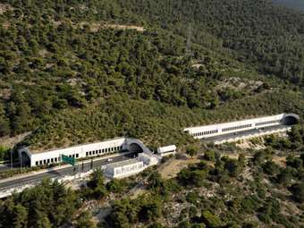 Ουρές στην Αττική Οδό λόγω εκροής τσιμέντου από όχημα - Κυκλοφοριακό "έμφραγμα" και σε Κηφισίας και Κηφισό