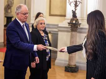 Στο Προεδρικό Μέγαρο η Κίμπερλι Γκίλφοϊλ: Επέδωσε τα διαπιστευτήριά της στον ΠτΔ Κ. Τασούλα