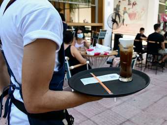 Πόσα κερδίζουν εργαζόμενοι και εργοδότες από τη νέα μείωση εισφορών - Ολη η διάταξη για τις υπερωρίες