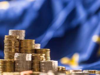 Η Ελλάδα στις 10 χώρες με τη μεγαλύτερη απορρόφηση κονδυλίων από το RRF - Ορ. Καβαλάκης: Στόχος για το 2025 η εκταμίευση 4,9 δισ. ευρώ