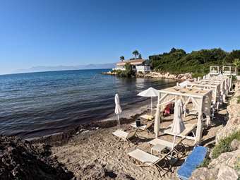 Η μάχη της ξαπλώστρας μόλις ξεκίνησε - Κ. Χατζηδάκης: Η νομιμότητα θα εφαρμοστεί με κάθε κόστος