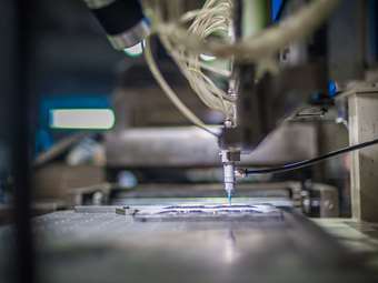 Συνέχισε να αναπτύσσεται η ελληνική μεταποίηση τον Νοέμβριο, παρά την κάμψη σε παραγωγή και παραγγελίες