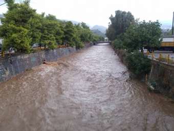Μυτιλήνη: Πλημμυρισμένα καταστήματα και προβλήματα στο οδικό δίκτυο από την έντονη χαλαζόπτωση