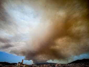 Σκοτείνιασε ο ουρανός της Αττικής από τη μεγάλη φωτιά στον Βαρνάβα (φωτογραφίες)