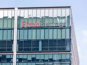 Fitch: Η ευφορία στις αγορές δεν συνάδει με την οικονομική πραγματικότητα – Προειδοποίηση για ξαφνικό σοκ που θα προσγειώσει απότομα τους επενδυτές