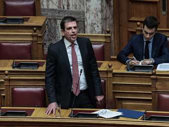 Το Μαξίμου στηρίζει Καιρίδη μετά την αντίδραση Σαμαρά: Δεν αλλάζει το καθεστώς άδειας διαμονής για εργασία σε μετανάστες