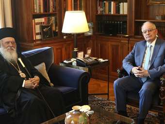 Ο ΠτΔ Κ. Τασούλας συναντήθηκε με τον αρχιεπίσκοπο Αθηνών Ιερώνυμο στο Προεδρικό Μέγαρο