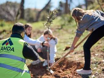 Η LAMDA στηρίζει το Δήμο Πεντέλης με αποκατάσταση της περιοχής που επλήγη από τις πυρκαγιές