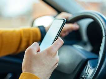 Πώς καταλαβαίνεις όταν ένας οδηγός ασχολείται με το κινητό του