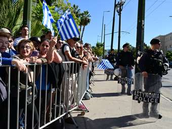 Σε εξέλιξη η μαθητική παρέλαση στην Αθήνα