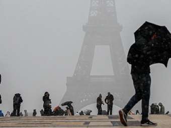 Χιονοθύελλα πλήττει τη Γαλλία - Καθυστερήσεις στο αεροδρόμιο Σαρλ ντε Γκολ
