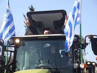 Farmers depart from Syntagma Square; to hold assemblies at the blockades on Thursday