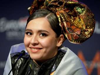 Η Τατζίκα-Ρωσίδα μουσικός Μανίζα αψηφά την απαγόρευση να τραγουδάει για την ειρήνη