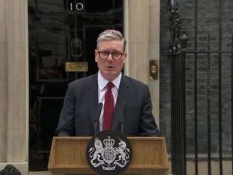 Στάρμερ από την Ντάουνινγκ Στριτ: Θα ξαναχτίσουμε τη Βρετανία πέτρα την πέτρα - Δεν θα αγνοηθούν ξανά όσοι νιώθουν ανασφάλεια