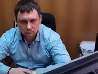 Πρόστιμο στον Ρώσο πολιτικό που ειρωνεύτηκε ομιλία του Πούτιν κρεμώντας μακαρόνια στα αυτιά του