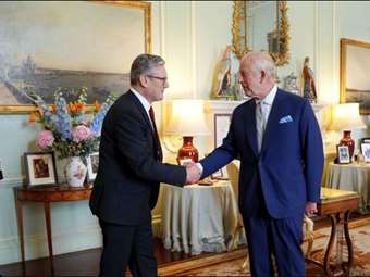 Βρετανία: Ο βασιλιάς Κάρολος έδωσε στον Κιρ Στάρμερ εντολή σχηματισμού κυβέρνησης