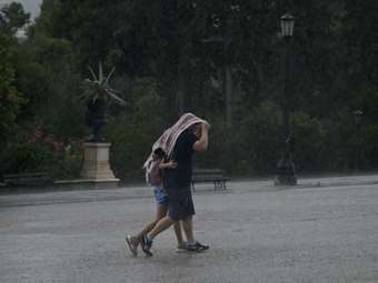 Διπλό κύμα κακοκαιρίας θα πλήξει τη χώρα έως την Τρίτη - Ισχυρές καταιγίδες και κίνδυνος για πλημμυρικά φαινόμενα