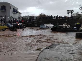 Σάρωσε τις Κυκλάδες η κακοκαιρία: Σοβαρές ζημιές σε Πάρο και Μύκονο - 112 σε Χίο, Σάμο, Ικαρία
