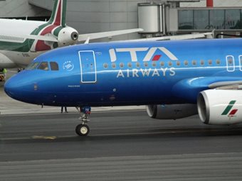 Οι Ιταλοί καταγγέλλουν ότι οι ευρωπαϊκές αρχές εμποδίζουν τη διάσωση του εθνικού τους αερομεταφορέα