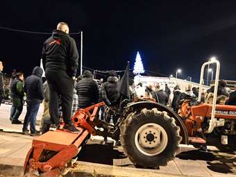 Παραμένουν οι αγρότες στο μπλόκο της Νίκαιας – Κλειστή η εθνική οδός Αθηνών-Θεσσαλονίκης