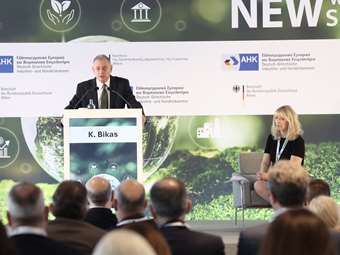 Ελληνογερμανικό Sustainability Forum - Κ. Μπίκας: Η "πράσινη" ανάπτυξη δεν πρέπει να οδηγήσει την Ευρώπη σε αποβιομηχάνιση